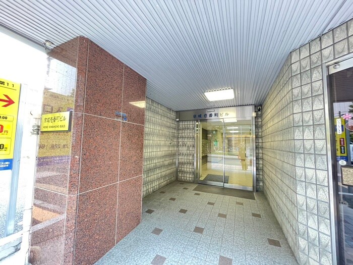 物件外観写真3　(エントランス部分)