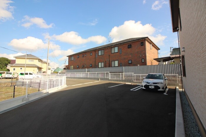 物件外観写真3　(駐車場)