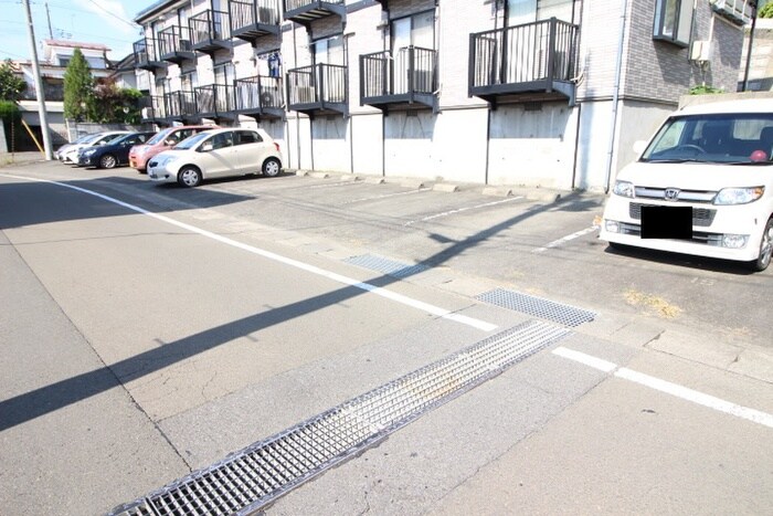 物件外観写真2　(駐車場)