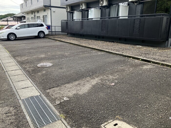 物件外観写真5　(駐車場)