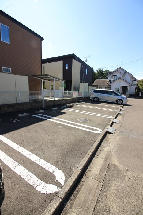 物件外観写真2　(駐車場)