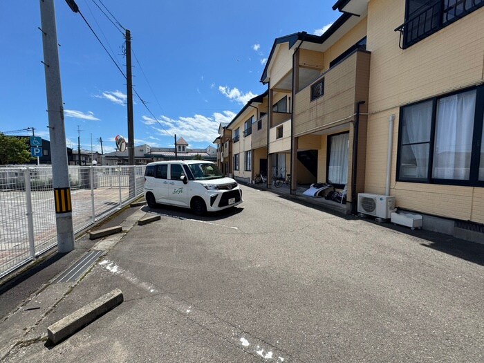 物件外観写真5　(駐車場)