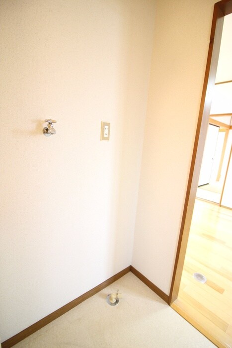 物件内観写真14　(洗濯機置場)