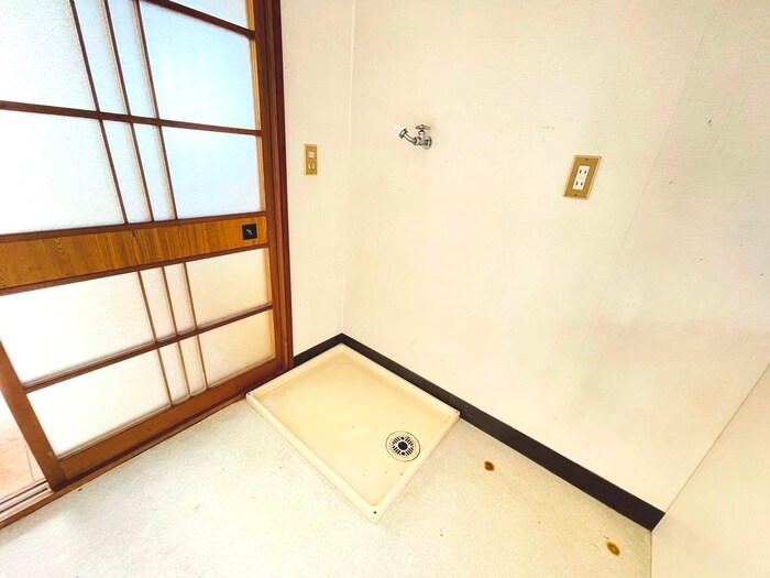 物件内観写真12　(洗濯機置場)