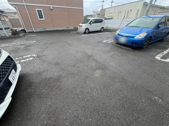 物件外観写真2　(駐車場)