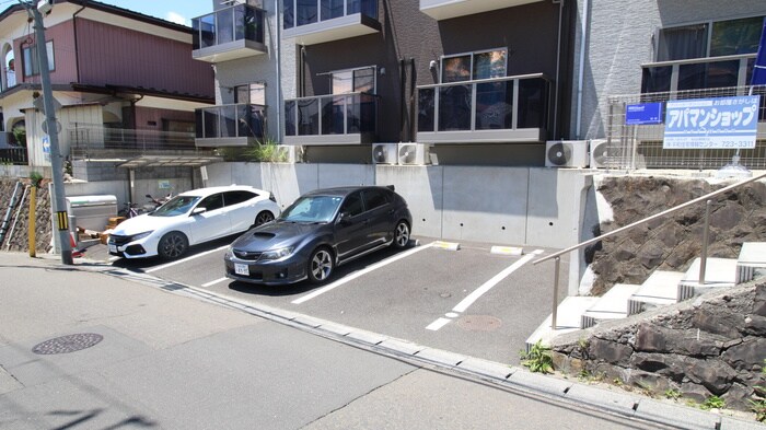 物件外観写真5　(駐車場)