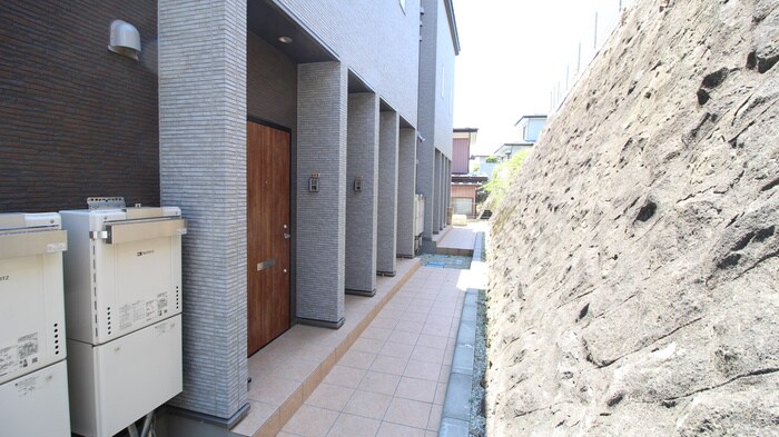 物件外観写真6　(エントランス部分)