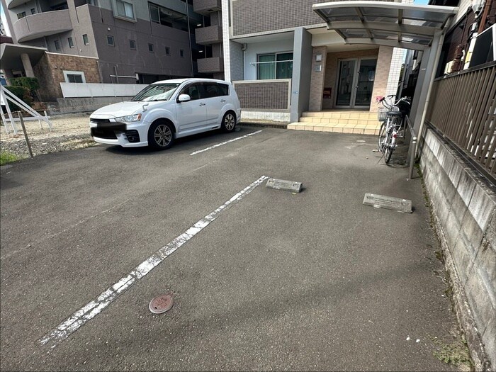 物件外観写真3　(駐車場)