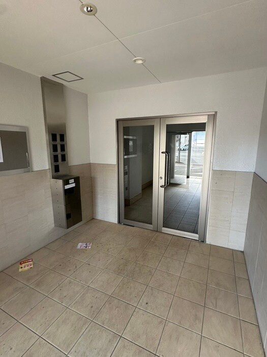 物件外観写真4　(エントランス部分)