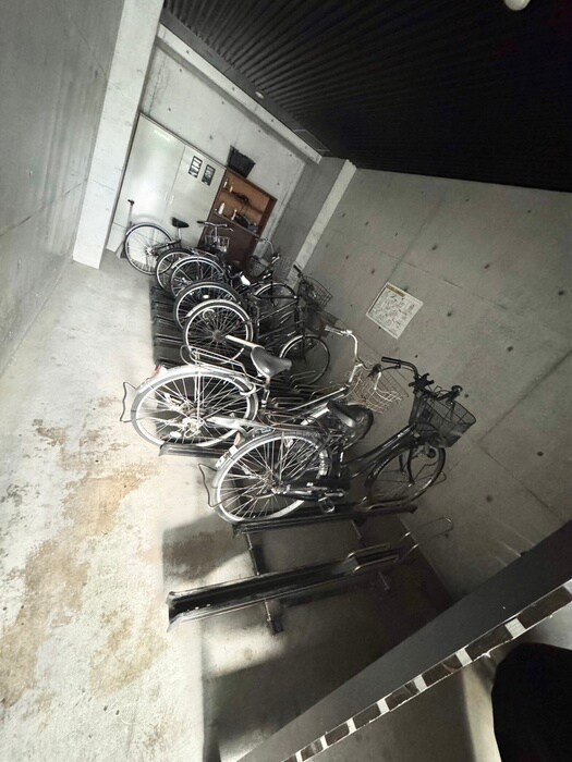物件外観写真3　(バイク置き場)