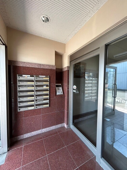 物件外観写真4　(エントランス部分)