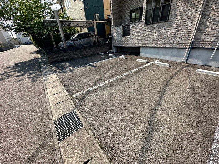 物件外観写真5　(駐車場)