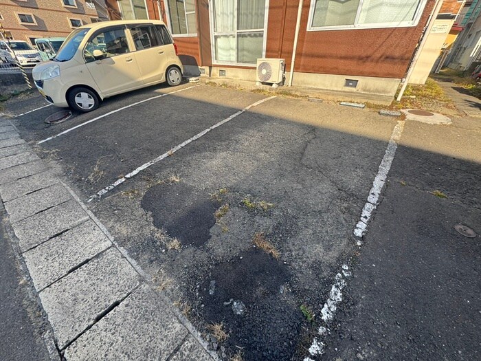 物件外観写真2　(駐車場)