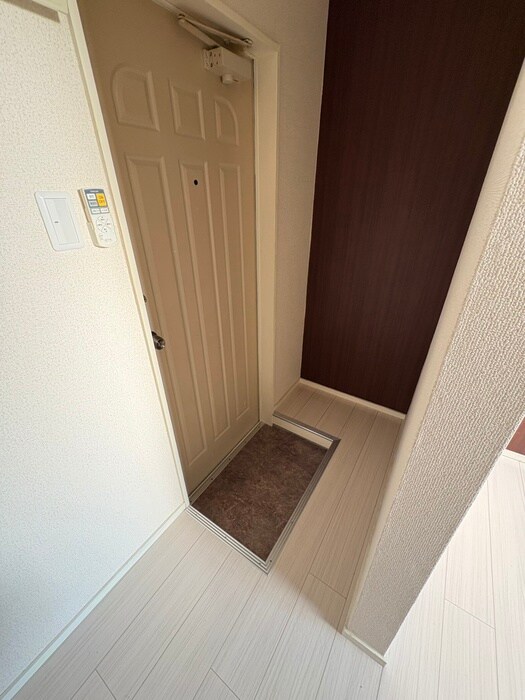 物件内観写真16　(玄関)