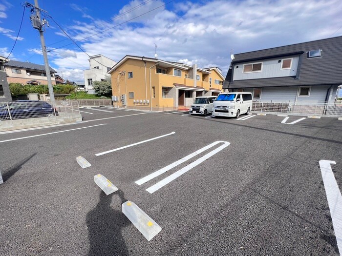 物件外観写真4　(駐車場)