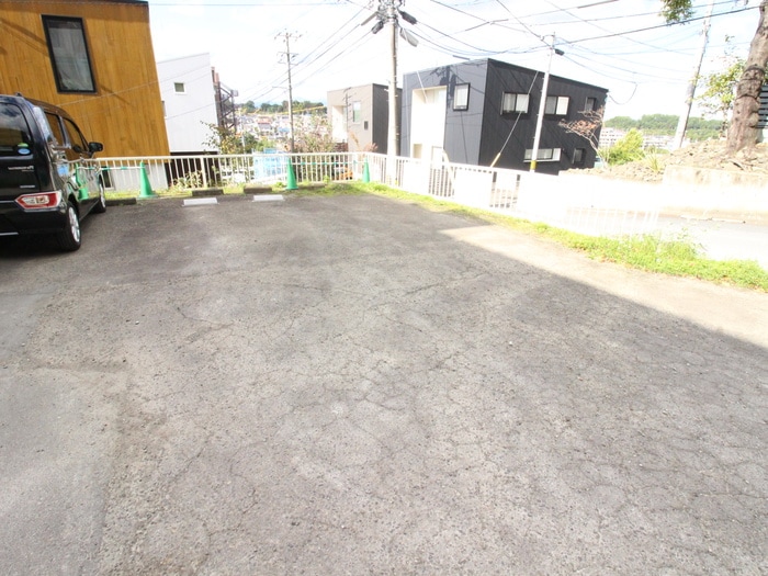 物件外観写真4　(駐車場)