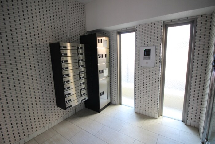 物件外観写真3　(エントランス部分)