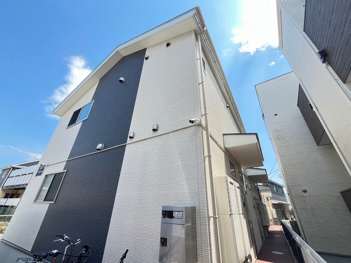 物件外観写真2　(エントランス部分)