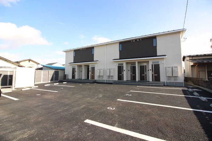 物件外観写真2　(駐車場)