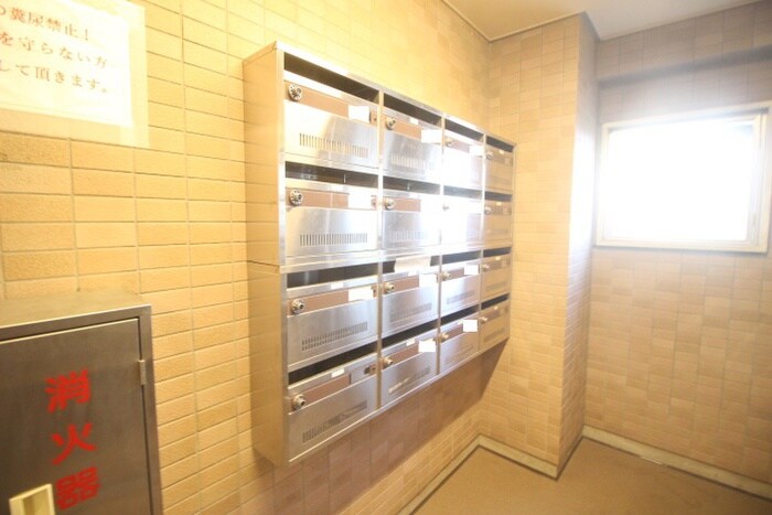 物件外観写真6　(エントランス部分)