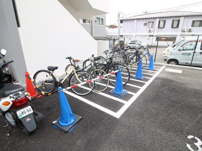 物件外観写真3　(駐輪場)