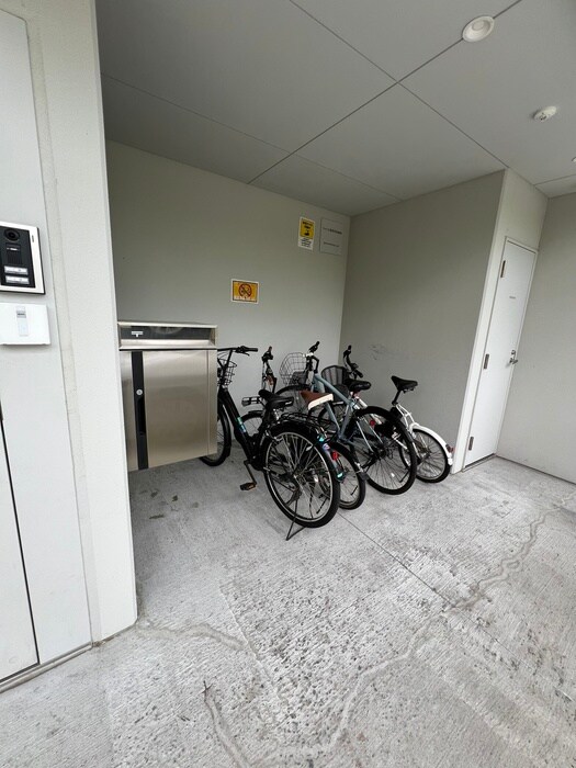 物件外観写真4　(駐輪場)