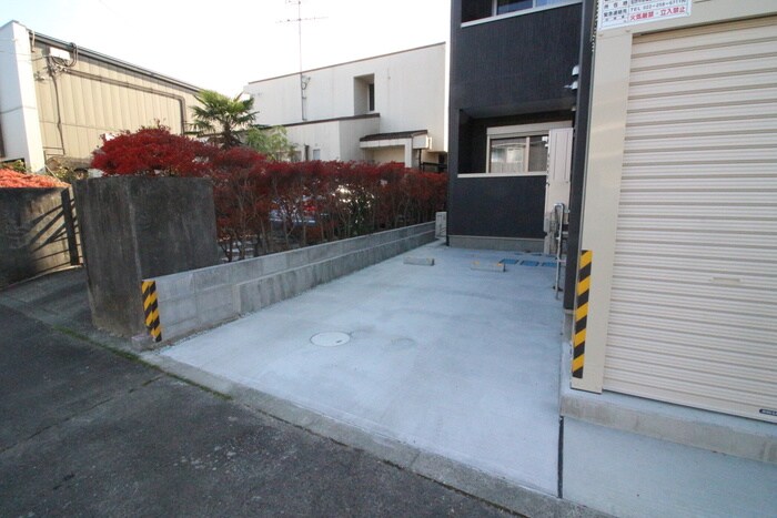 物件外観写真6　(駐車場)