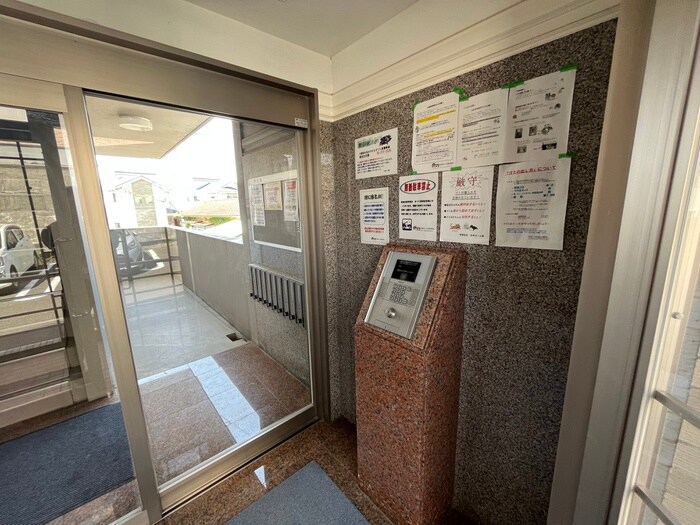 物件外観写真3　(エントランス部分)