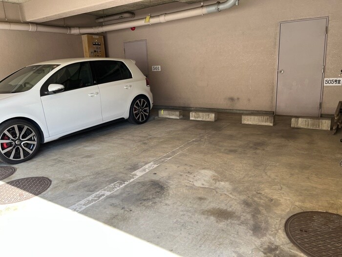 物件外観写真5　(駐車場)