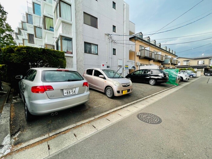 物件外観写真5　(駐車場)