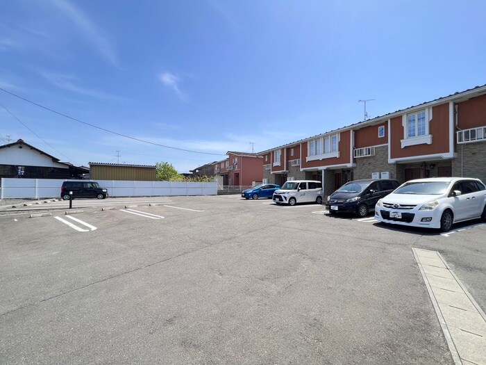 物件外観写真3　(駐車場)