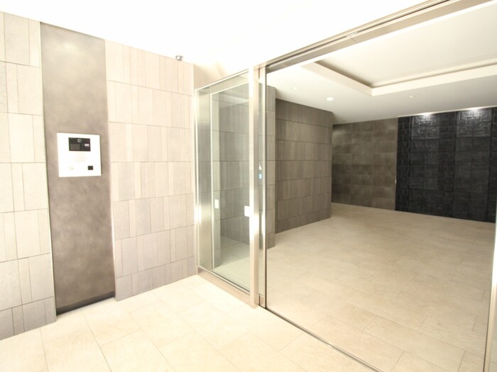 物件外観写真3　(エントランス部分)