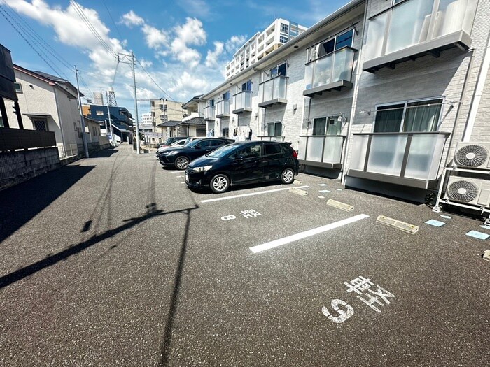 物件外観写真3　(駐車場)