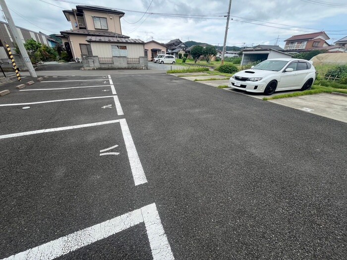 物件外観写真4　(駐車場)
