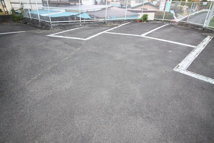 物件外観写真4　(駐車場)