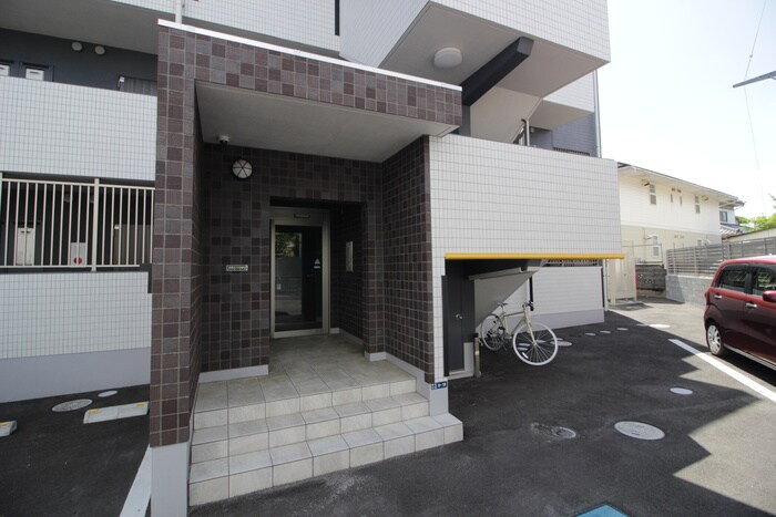 物件外観写真6　(エントランス部分)