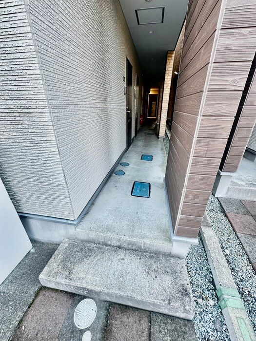 物件外観写真4　(エントランス部分)