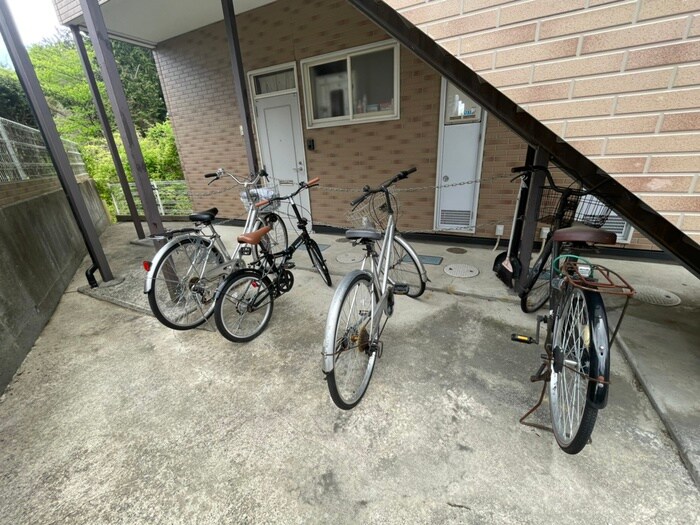 物件外観写真4　(駐輪場)