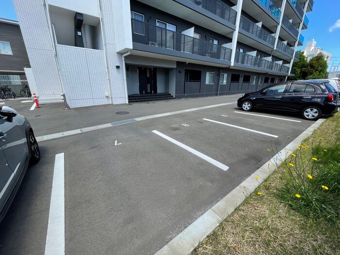 物件外観写真2　(駐車場)