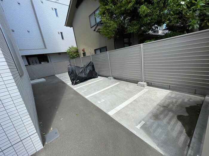 物件外観写真3　(バイク置き場)