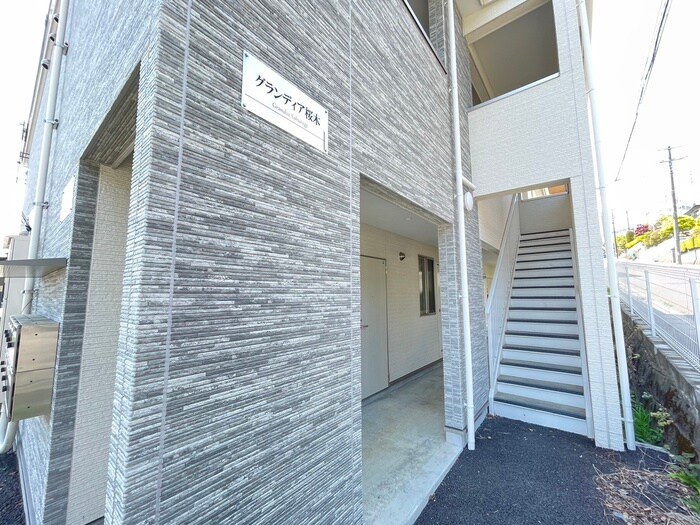 物件外観写真5　(エントランス部分)