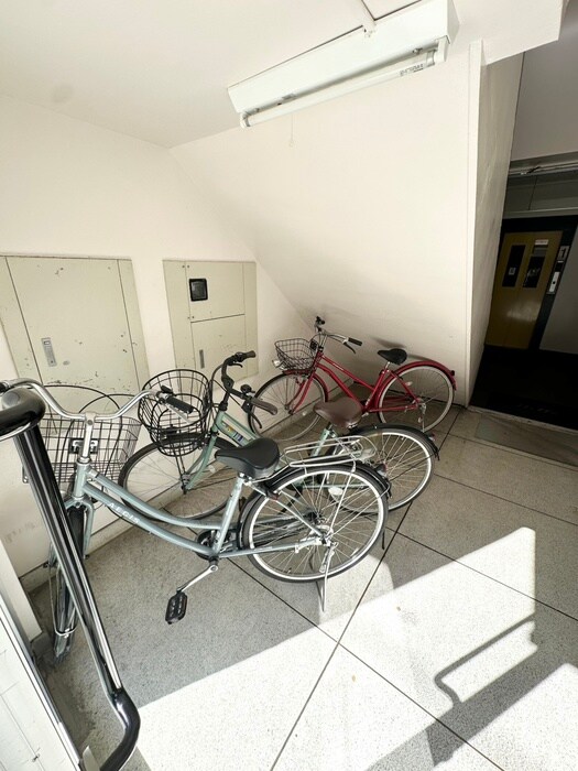 物件外観写真4　(駐輪場)