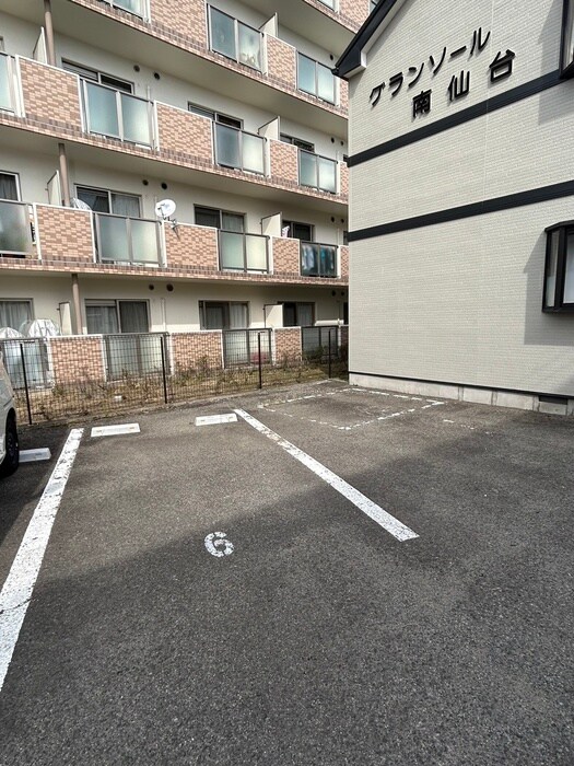 物件外観写真2　(駐車場)