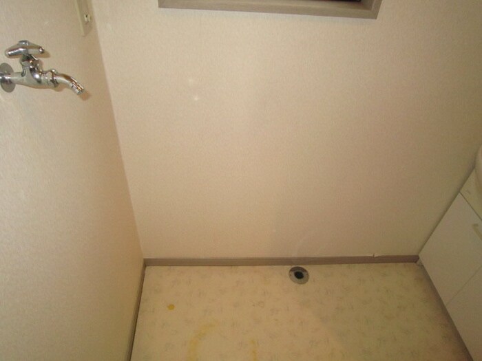 物件内観写真16　(洗濯機置場)