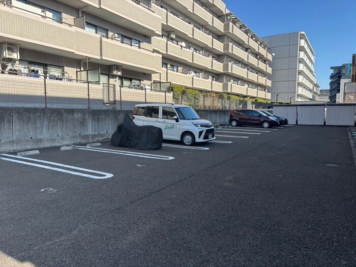 物件外観写真5　(駐車場)