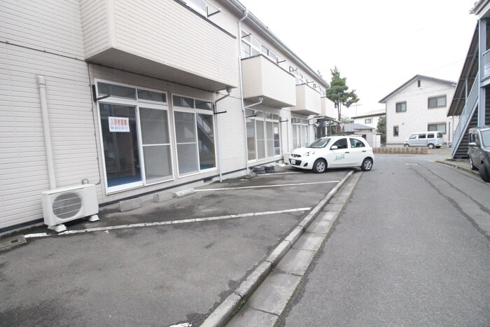 物件外観写真3　(駐車場)