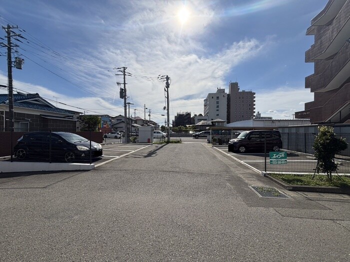 物件外観写真3　(駐車場)