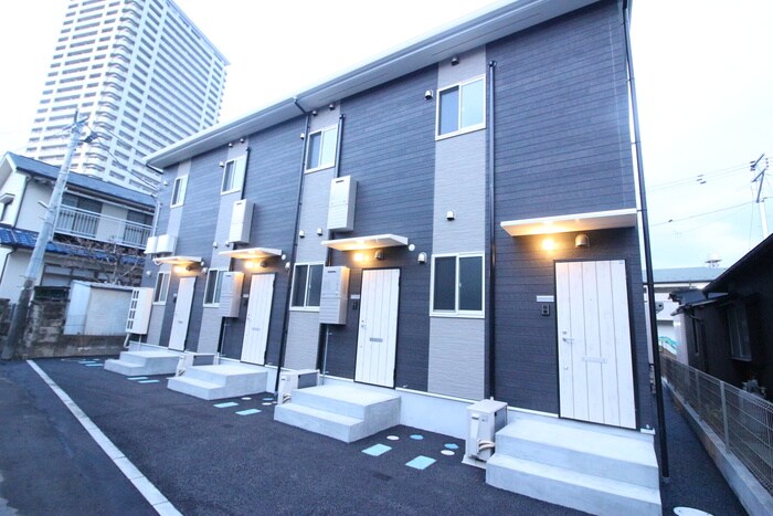 物件外観写真4　(エントランス部分)