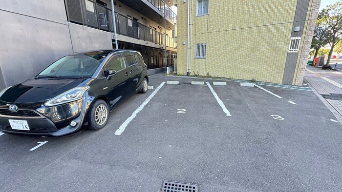 物件外観写真5　(駐車場)