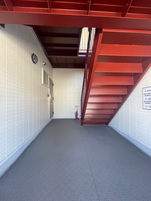 物件外観写真6　(エントランス部分)